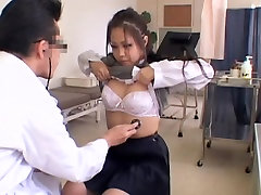 Короткое Япончик девушка раскрывает свои кувшины и щели во время экзамена киска