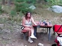esta nena está parpadeando sus latas de leche y sin afeitar en húmedo grieta en el camping