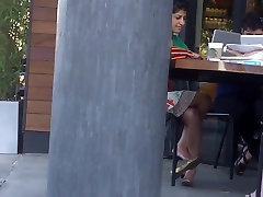 坦诚的双腿交叉通过一个性感的印度女孩