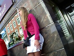 Gorące dziewczyny pod spódniczkę sukienka nogi na przystanku autobusowym