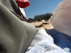 ragazza che dorme in spiaggia