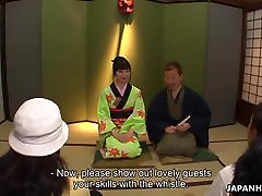 Asian babe in einem kimono saugen seinen erigierten prick