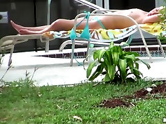 Chaud voisin fille, nommée Nikki, aime bronzer seins nus dans le jardin