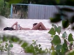 Вуайерист ленты 2 пары нудистов занимаются сексом на пляже