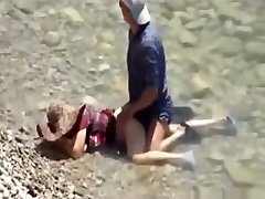 Вуайерист захватывает пара занимается сексом в море