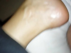 Семяизвержение на забинтованную ногу моей жены
