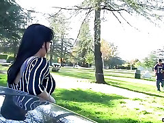 Fine brunette lubrique www odia video séduit un adolescent homme pour un quickie sur le canapé