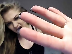 Chica Sexy se frota los dedos y el busty teen cum swallow en la leva