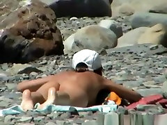Kleine Titten FKK Frau in die rocky beach