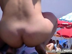 裸体主义者视频在海滩上已经羞涩的女孩玩水