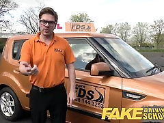 Fake-Driving-School-Lehrer fickt die Prüfung für das pert teen