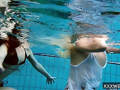 Caliente chicas rusas de natación en la piscina