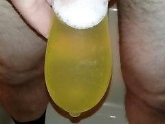 Pissing in a xxx pashawir xxxporno adolesente com Condom