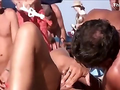 Pussy gefingert auf einem überfüllten Strand