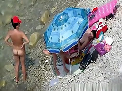 Mujeres desnudas en la playa rocosa de