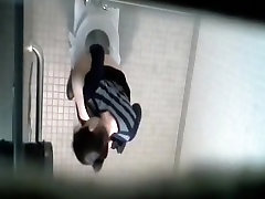 Voyeur złapać kobieta sika w toalecie