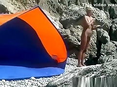 Bionda nudisti donna segretamente girato in spiaggia