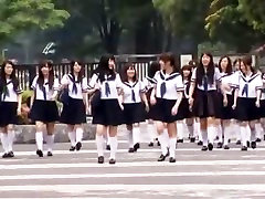 Podekscytowany japonka Ai Uehara w kolegiumGakuseifuku, Doggie Style klip jadę