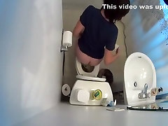 Hidden rebel lynn face fucked over the toilet catches woman peeing