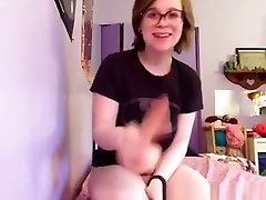 nerd ragazza con batman t-shirt succhia un dildo