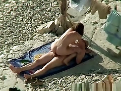 10th class girl fuc couple caught fuking in beach