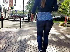 Sexy round ass hurry to the office