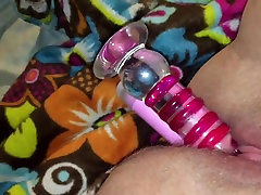 tatuado birtday lesbian girl doble penetración con juguetes! vibrador consolador de vidrio