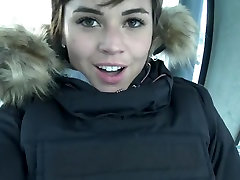 brunette teen se masturber téléski - adolescent brune se touche au ski