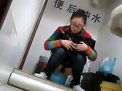 nerdy ragazza cinese catturato lassunzione di una perdita