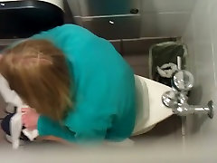 ادرار دختر cuminsde ass در یک دبیرستان توالت