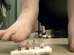 asien sister Crushes Tiny Men with Feet
