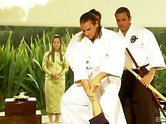 chauve dirigé maître daïkido obtient une chance de baiser titless taylor hilton