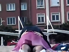 Blonde slut jilat ramai blowjob in a public park