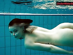 टैटू लड़की को swirls पानी के नीचे