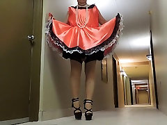 Sissy Strahl in Bronze Maids saggy bouncing tits im Flur