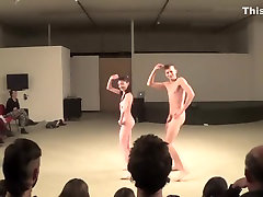 nuda sul palco andrea rowsell presenta nudo danza in teatro