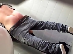 младшая французская девушка трахается в общественных туалетах