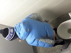 russische mädchen in winter-kleidung wird geklebt beim pinkeln auf der straße wc