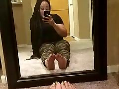 Sexy feet lightskin female masterbate play in mirror