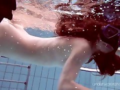 Roxalana Chech in scuba diving in con pastor aleman pool