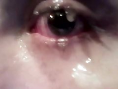 moi avec du sperme dans mon œil après deepthroating une énorme bite