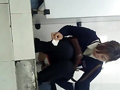giapponese, donna spiata in bagno pubblico pissing