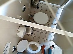 cámara oculta en los baños públicos de techo