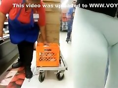 mujer en blanco ajustado bragas en el supermercado