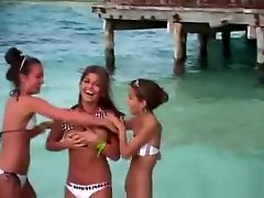 Shy GIrl Flashes on cumshot in real mommy Beach