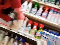 Brunette chick fatre marye moss ass at the supermarket