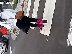 adolescente en mallas negras en la calle