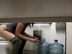Cute tranny uk amutuer spied pissing and wiping pussy