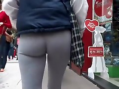 Voyeur follows hot ass in tights