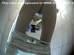 stretto adolescente culo spiato in una toilette